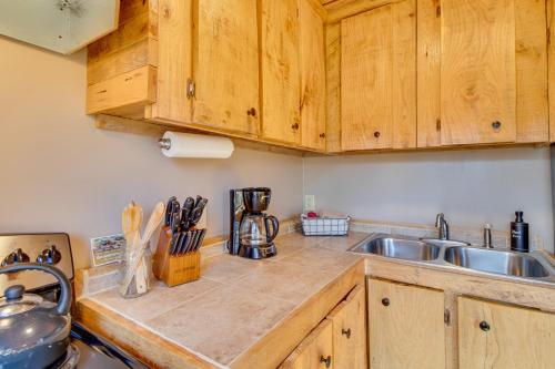 Secluded Cotter Cabin, 1 Mi to White River Fishing in Cotter, USA