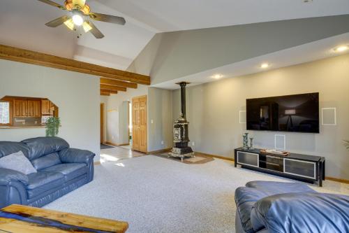 Peaceful Hibbing Getaway Heated Floors, Fire Pit!