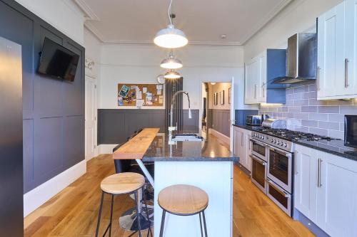 Belmont Road - Stunning 3 Storey Victorian Home with Sea Views - image 12