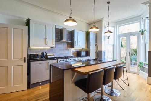 Belmont Road - Stunning 3 Storey Victorian Home with Sea Views - image 3