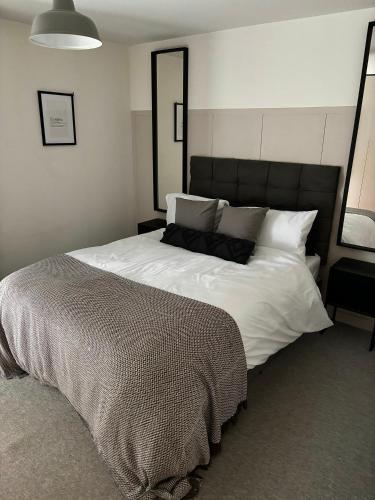 Riverside Wharf - Free Parking, Business, Couples & Families - Tap to explore photos