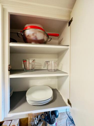 Кухня, HiFi Sound & Comfort - Uptown Dallas / 2-story loft in Оак Лаун