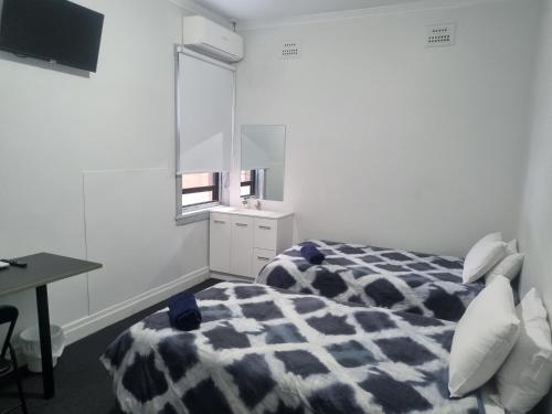 Broadway Hotel Room Type - Twin Room with Shared Bathroom
