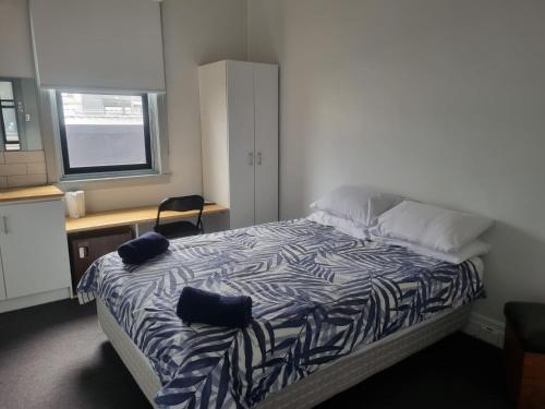 Broadway Hotel Room Type - Queen Room with Shared Bathroom