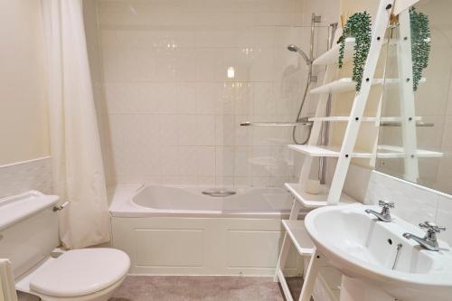 Nunnery Fields - Cosy apartment with on site parking - image 5