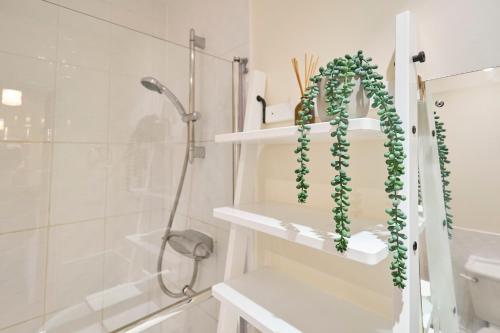 Nunnery Fields - Cosy apartment with on site parking - image 8