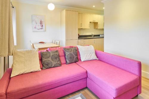 Nunnery Fields - Cosy apartment with on site parking - image 6