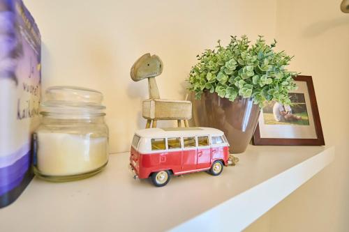 Nunnery Fields - Cosy apartment with on site parking - image 11