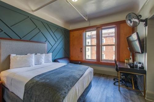 Standard Double Room with Shared Bathroom