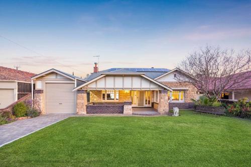 Glenelg Beach Bungalow