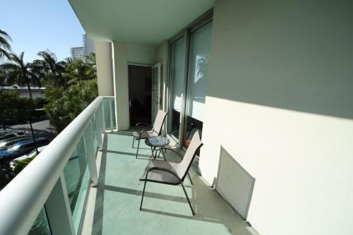 Sunny Beachfront 2 Bdrm Condo in Hollywood FL in Hollywood, USA