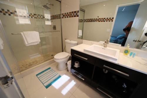 Sunny Beachfront 2 Bdrm Condo in Hollywood FL in Hollywood, USA