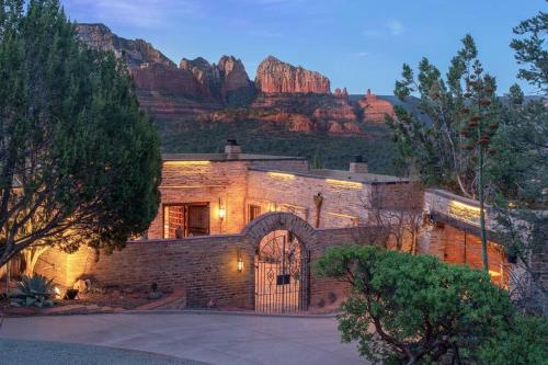 Completely Private, Modern, Luxury Sanctuary, With Stunning Red Rock Views Private Trail Access - Enjoy on property Sauna, Aromatherapy Steam Room, Hot Tub, Pools and Wellness Services