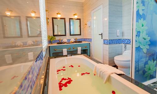 Bathroom, Vuon Vua Resort and Villa in Phu Tho
