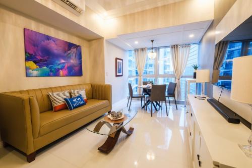 Spacious 2BR Apartment in BGC with Workspace & Washer, Manila