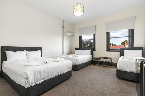 2 double beds, 1 twin bed
