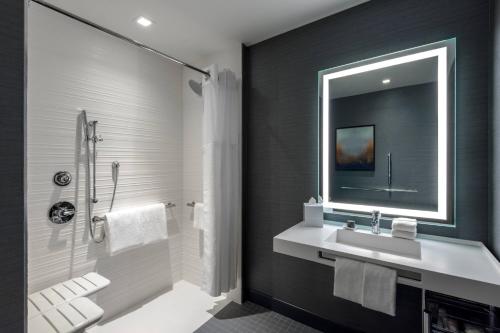 Classic Queen Room with Two Queen Beds image 7