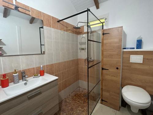 Bathroom, Joli bungalow fleuri in Les Abymes