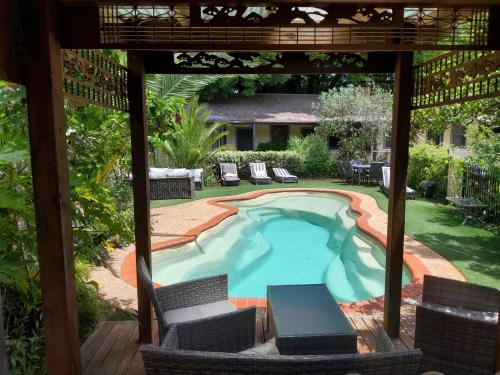 สระว่ายน้ำ, Coach House Inn in ไบรท์