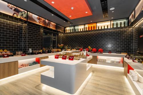 Food and beverages, Ibis Styles Hotel - 260M from Guangji Street Subway Station in Xian