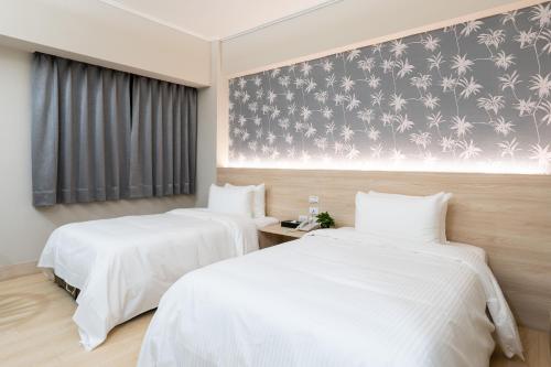 Deluxe Twin Room image 3