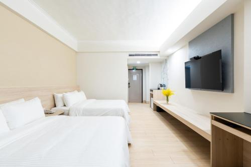 Quadruple Room with Shower image 3