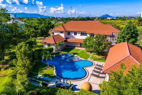 Luxurious 6 Bedroom Mansion Close To Beach CAS