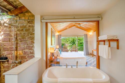 ห้องน้ำ, คาเมีย รีสอร์ต แอนด์ สปา (Camia Resort & Spa) in อง ลัง