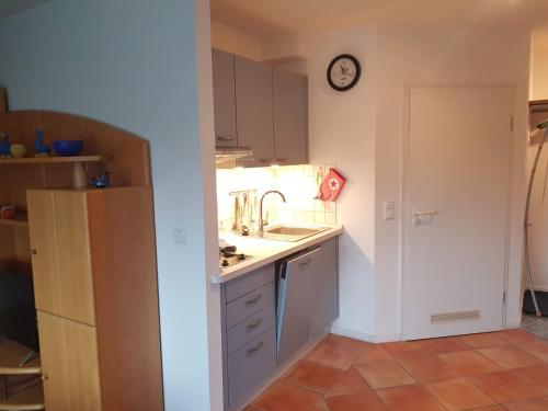 مطبخ, Ferienwohnung 10 im Fischerhaus am Neuensiener See in Altensien