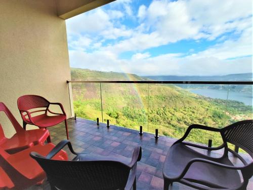 Ban công/sân hiên, Vinayaka Stays - Infinity Pool and Breathtaking Valley View in Panchgani