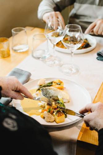 Logis Hotel Le Relais De La Poste Restaurant Le Fil du Temps - 레스토랑
