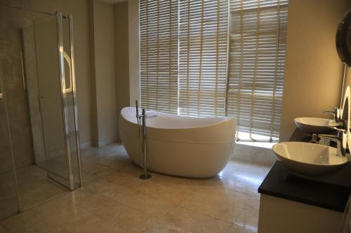 room detail thumbnail 2