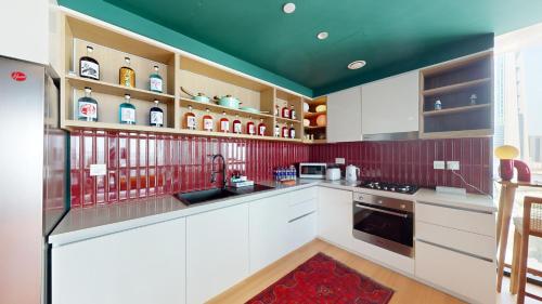 Artistic John & Yoko Retreat in Downtown Dubai - Unwind with Elegance - image 2