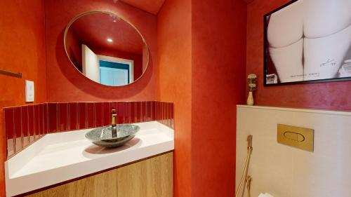 Artistic John & Yoko Retreat in Downtown Dubai - Unwind with Elegance - image 3