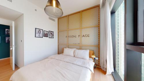 Artistic John & Yoko Retreat in Downtown Dubai - Unwind with Elegance - image 6