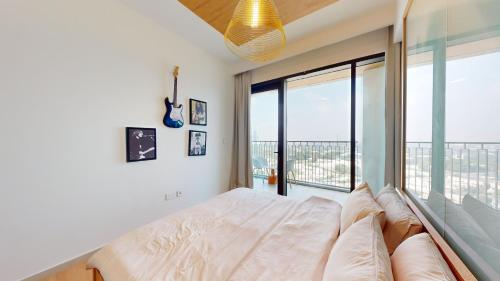 Artistic John & Yoko Retreat in Downtown Dubai - Unwind with Elegance - image 9