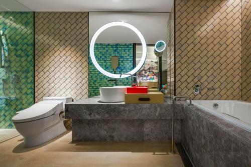 Premium King Room image 5
