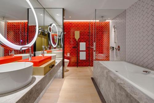 King Suite image 6