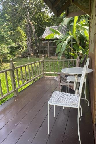Balcony/terrace, Lhongkhao Samoeng by Chi Villa in Samoeng