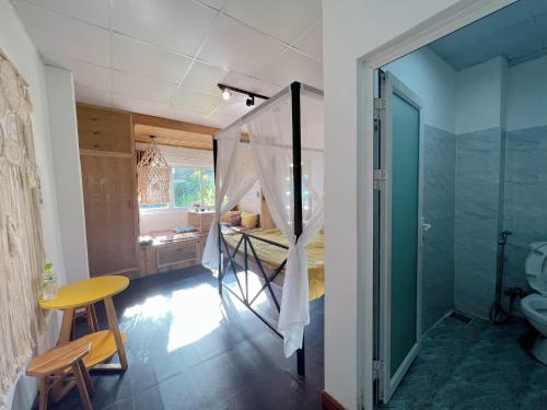 room detail thumbnail 2