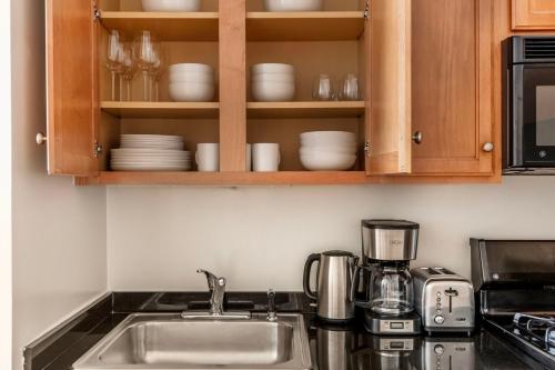 Fidi 1br w doorman wd nr south st seaport NYC-1306 in New York, USA
