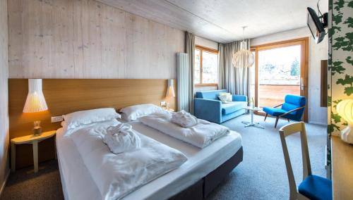 1 queen bed, 2 sofa beds