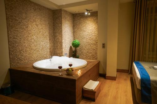 Executive Double Room with Spa Bath image 10