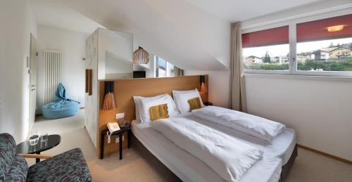 1 queen bed, 1 twin bed, 2 sofa beds
