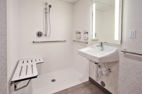 Holiday Inn Express Kitty Hawk - Outer Banks by IHG Room Type - King Room - Mobility Access/Hearing Accessible