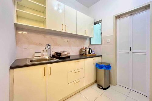 Alanis Residence 3BR + Netflix Room Type - Three-Bedroom Apartment Alanis Residence 3BR + Netflix Room Type - Three-Bedroom Apartment