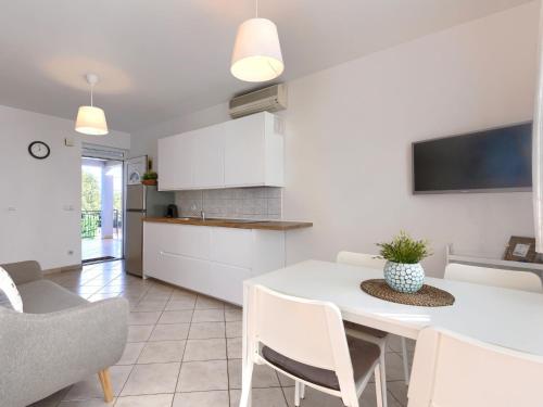Apartment Fiore-2 by Interhome in Gedici