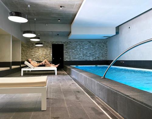 Swimming pool, Hotel Domaine de la Corniche in Rolleboise