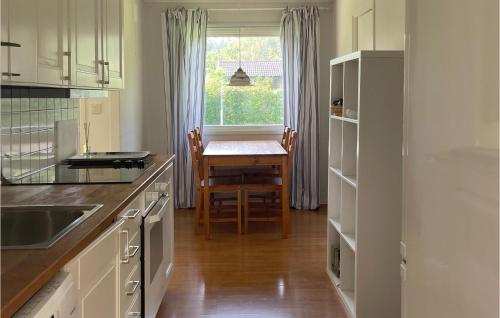 virtuve, Beautiful Home In Färjestaden With Wifi (Beautiful Home In Farjestaden With Wifi) in Vanserum