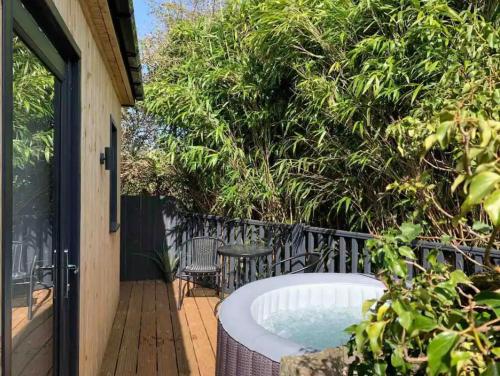 1 bedroom rural cabin retreat with hot tub in Hambrook close to Bristol city centre in Hambrook